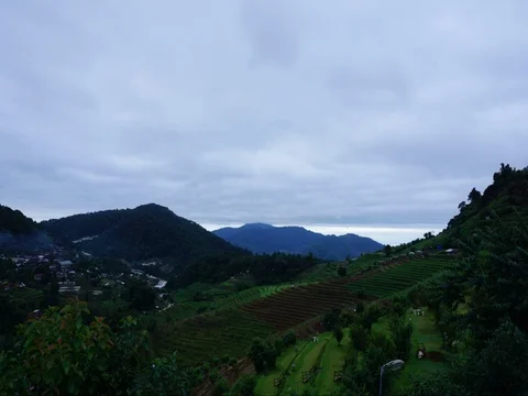 Time lapse of dramatic scene of mist and cloud moving over the sky and mountain 库存影片 80218395