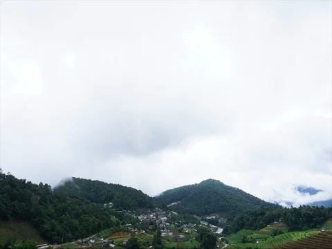 Time lapse of dramatic scene of mist and cloud moving over sky and mountain 库存影片 80218719