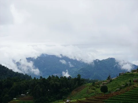 Time lapse of dramatic scene of mist and cloud moving over the sky and mountain 库存影片 80218772