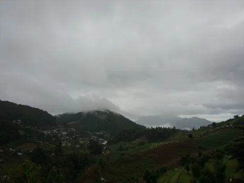 Time lapse of dramatic scene of mist and cloud moving over the sky and mountain 库存影片 80218988