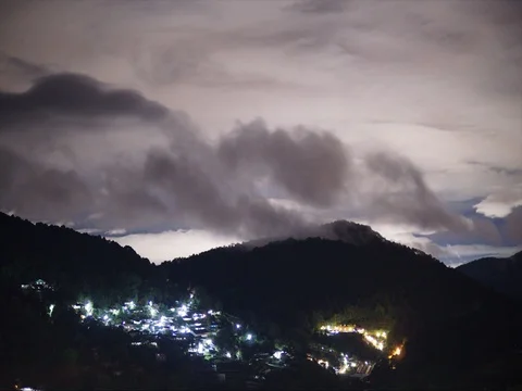 Time lapse of dramatic scene of mist and cloud moving over the sky and mountain 库存影片 80219157