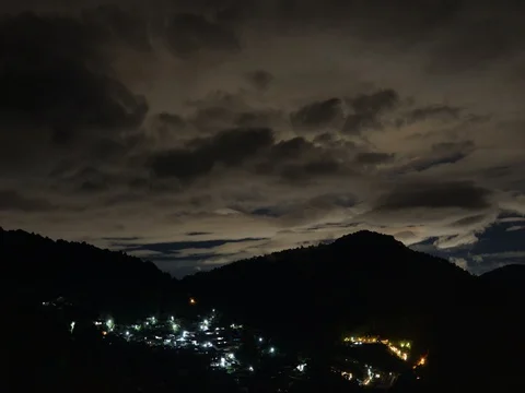 Time lapse of dramatic scene of mist and cloud moving over the sky and mountain 库存影片 80219203