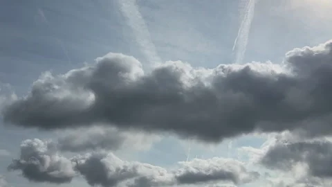 Time lapse of dramatic sky with fluffy clouds with blue sky Video stock 311055596