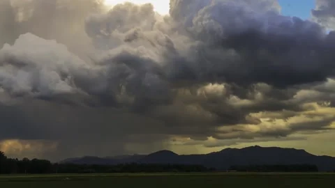 Time lapse of dramatic storm forming above farming field Video stock 131298542