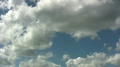Time lapse dreamlike white summer clouds moving towards you Video stock 454491