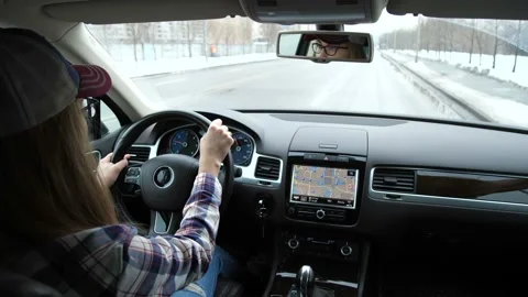 Time lapse driving a car through the city. Behind the wheel of a beautiful girl Видео 103588938