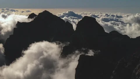 Time-Lapse Drone Footage of Dense Clouds Over Mountain Summit Video stock 315090029