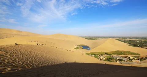 Time lapse of Dunhuang Crescent Spring and Singing Sand Mountain Vídeos de archivo 295736160
