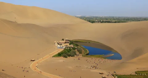 Time lapse of Dunhuang Crescent Spring and Singing Sand Mountain Vídeos de archivo 295737587