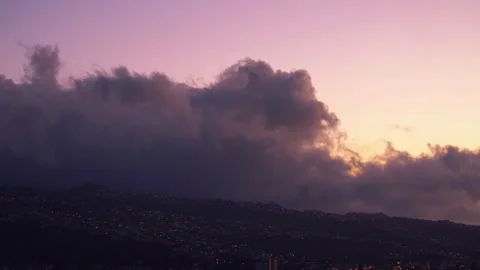 Time lapse of dusk falling over Oahu's mountainous region, with clouds swir.. Stock Footage 281473917
