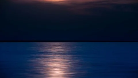 Time lapse of dusk with moving dark clouds above lake with sun rays reflections Stock-Footage 75329999