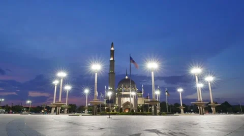 Time lapse from dusk to night of a Mosque at front view. Stock Footage 59915773