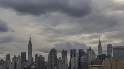 Time Lapse of Dusk in NYC - Lights Turning on Empire State &amp; Chrysler Building Vídeo Stock 71223374
