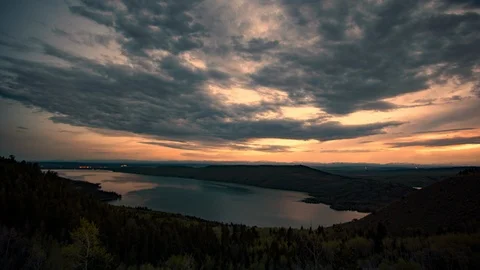 Time lapse at dusk overlooking lake in Wyoming Video stock 90407413