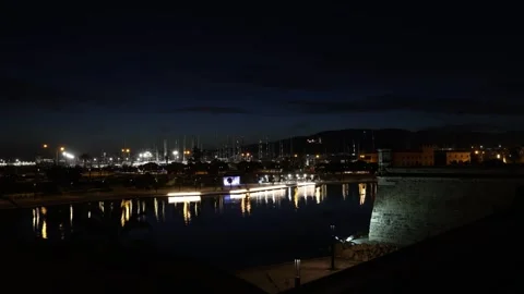 Time lapse at dusk with view of lagoon, boat harbor behind, Paseo Dalt Murada, Video stock 321661222