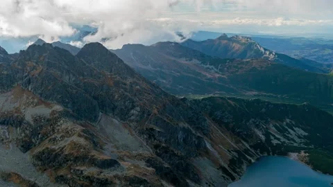 Time-Lapse: Dynamic Clouds over Tatras  Reflective Lake Video stock 306402156