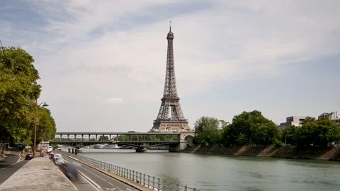 Time lapse of the Eiffel Tower and the banks of the Seine. Video stock 94357317