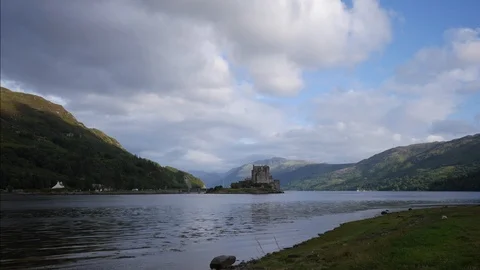 Time lapse of Eilean Donan Castle in Scotland during summer Vidéo 97359232