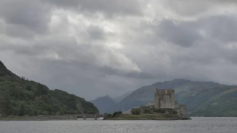 Time lapse of Eilean Donan Castle in Scotland during summer Vidéo 97359268