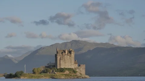 Time lapse of Eilean Donan Castle in Scotland during summer Vidéo 97359279