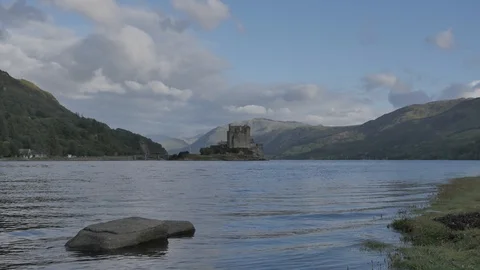 Time lapse of Eilean Donan Castle in Scotland during summer Vidéo 97359332