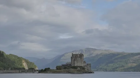 Time lapse of Eilean Donan Castle in Scotland during summer 스톡 동영상 97359351