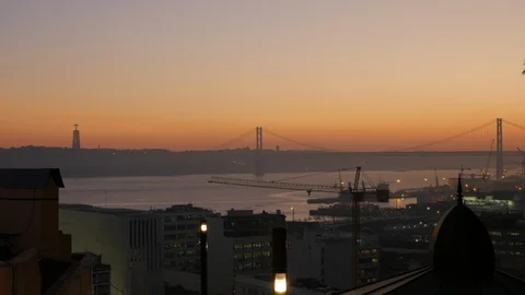 Time lapse elevated view of the Tagus River, Lisbon, Portugal, at sundown. Video stock 121287004