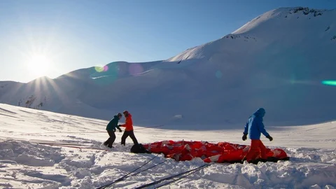 Time-lapse of elite hikers installing a tent on a snow covered mountain Stock Footage 113249560
