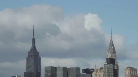 Time-lapse of Empire State Building and Chrysler Building over cloudy sky in NYC Vídeos de archivo 75468871