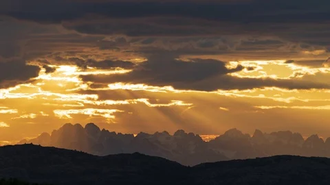 Time Lapse Of Epic Sunset, Midnight Sun Over Snowcapped Mountains - Tilt Up 스톡 동영상 93594297