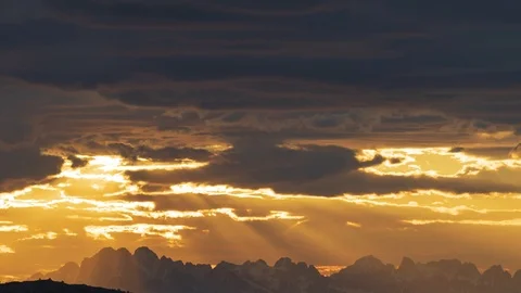 Time Lapse Of Epic Sunset, Midnight Sun Over Snowcapped Mountains -  Tilt Down Vidéo 93597180
