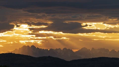 Time Lapse Of Epic Sunset, Midnight Sun Over Snowcapped Mountains 스톡 동영상 93598143