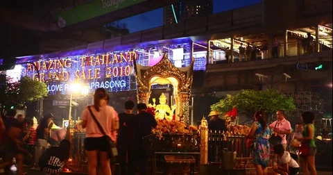 Time lapse of the Erawan Shrine in Bangkok Thailand. Stock Footage 72995310