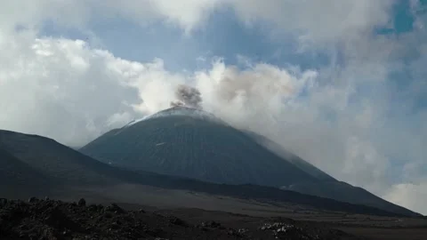 Time Lapse Etna Volcano Summit CraterSmoke Moving Clouds Sicily Landmark Nature Vídeos de archivo 155373522