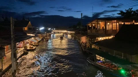 Time-lapse evening by the canal. Video stock 205545748