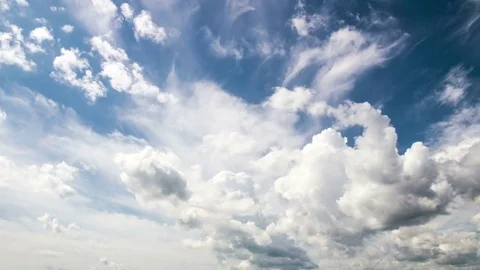 Time-lapse of the evening sky with beautiful clouds, Video loop Stock-Footage 76722024