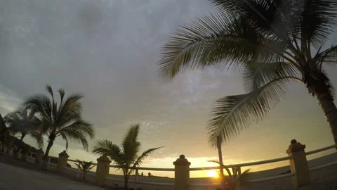 Time Lapse of Evening Sun with Layers of Clouds next to the Tropical Sea 9062 Vídeos de archivo 162996683