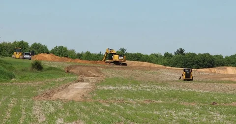 Time-lapse of Excavator Digging Trench in an Open Field Vídeo Stock 81755858