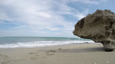 Time-lapse of exotic beach - waves and clouds Video stock 48270386