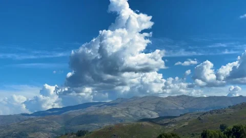 Time-Lapse of Exploding Cumulus Cloud Formation Over Mountains. Stockbeeldmateriaal 347379450