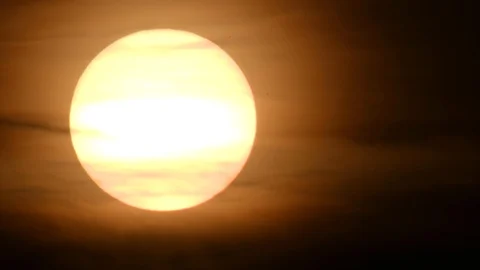 Time lapse - Extreme close up of the sun setting with dramatic clouds at sunset Vídeo Stock 94216258