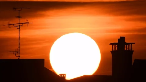Time lapse - Extreme close up of the sun setting with dramatic clouds at sunset 스톡 동영상 94230559