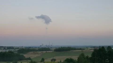 Time-lapse factory with chimney Stockbeeldmateriaal 60990017