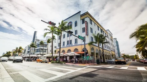 Time lapse of famous Ocean Drive street with car traffic, Miami. Florida, USA 스톡 동영상 88401191