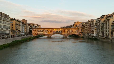 Time Lapse of the the famous Ponte Vecchio in Florence Italy at sunset 스톡 동영상 111066272