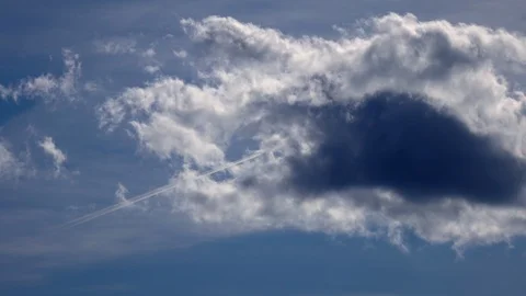 Time lapse with fast moving aeroplane and clouds towards to each other. Vídeos de archivo 109603742