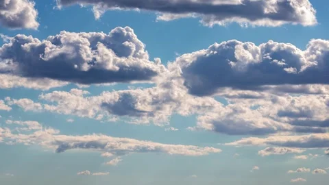 Time lapse of fast moving big noon clouds 库存影片 246882643