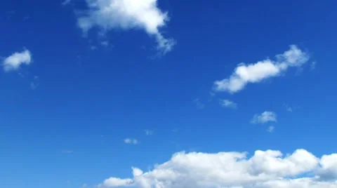 Time lapse of fast moving cumulus clouds over the blue sky. No birds Vidéo 8764280