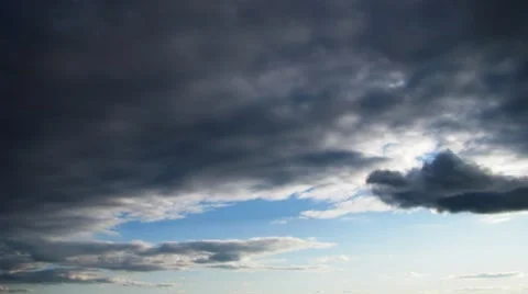 Time lapse of fast moving dramatic stormy clouds. No birds Vidéo 8764101