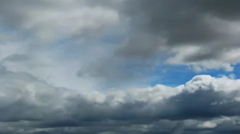 Time lapse of fast moving dramatic stormy clouds. No birds Vidéo 8764201